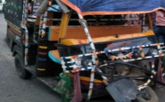 बरकट्ठा : टेंपो ट्रक की टक्कर में एक बच्चे की मौत, 10 घायल, तीन की हालत गंभीर