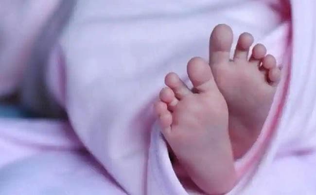 नदी में फेंकी गयी घर की लक्ष्मी, तमाशा देखने जुटी भारी भीड़