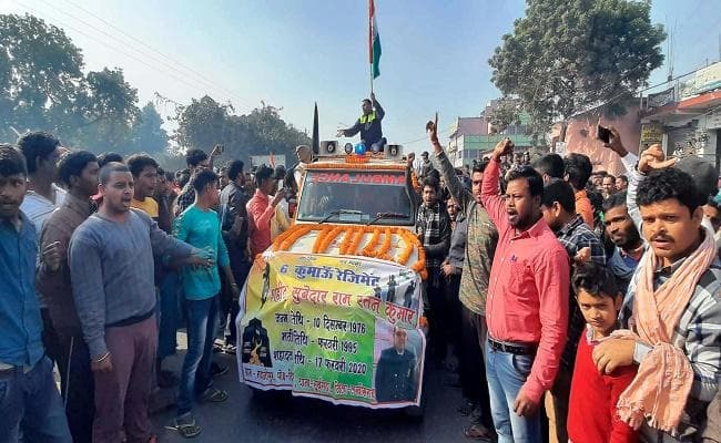 शहीद का पार्थिव शरीर पहुंचा पैतृक गांव, अंतिम दर्शन को उमड़ा जनसैलाब, पत्नी रह-रह हो रही थी बेहोश
