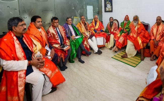 राम मंदिर ट्रस्ट के सदस्‍यों ने की पीएम मोदी से मुलाकात, अयोध्या आने का दिया निमंत्रण
