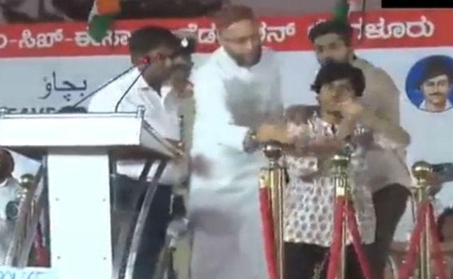 ओवैसी के मंच से महिला ने लगाया ''पाकिस्तान जिंदाबाद'' का नारा : VIDEO