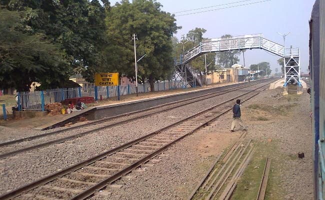 स्टेशनों के प्लेटफॉर्म पर नहीं हो रहा सोशल डिस्टैंसिंग का पालन