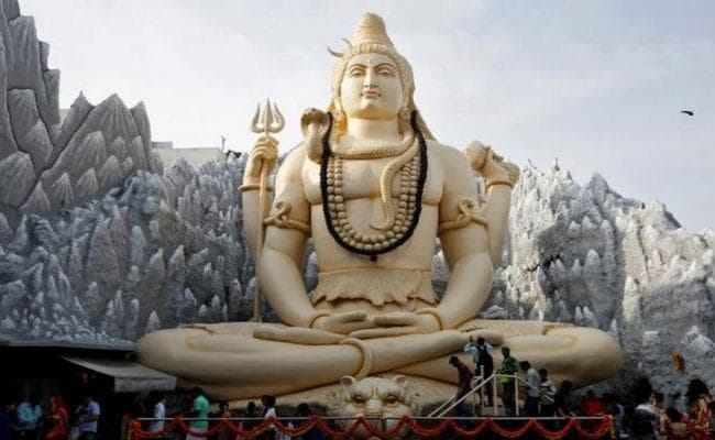 महाशिवरात्रि: पूरे देश में ऐसे हुई ”भगवान भोलेनाथ” की पूजा, देखिए शिवालयों की खूबसूरत तस्वीरें