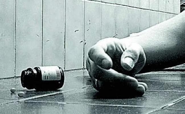 मामूली विवाद पर पति-पत्नी ने खाया जहर, बच्चों का रो-रोकर बुरा हाल