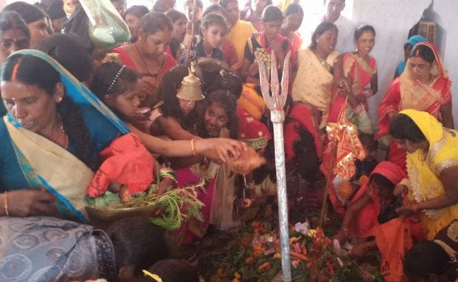बड़कागांव : महाशिवरात्रि पर बुढ़वा महादेव मंदिर में उमड़ा जनसैलाब, भक्तों ने शिवलिंग पर चढ़ाये जल
