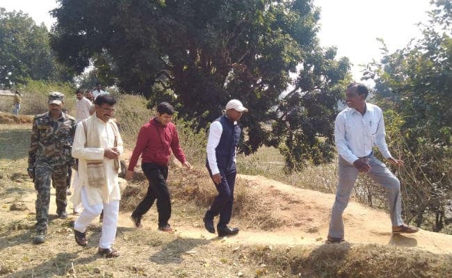 नक्सल प्रभावित गांवों में बेखौफ पैदल घूमे उपायुक्त, ग्रामीणों ने की सड़क बनाने की मांग