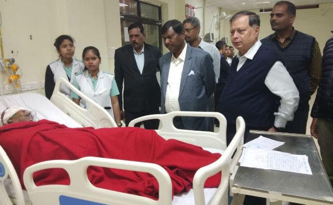 खूंटी : बस ��े ट्रक में मारी टक्कर, दो यात्रियों की मौत, 28 घायल, घायलों से मिले अर्जुन-बाबूलाल