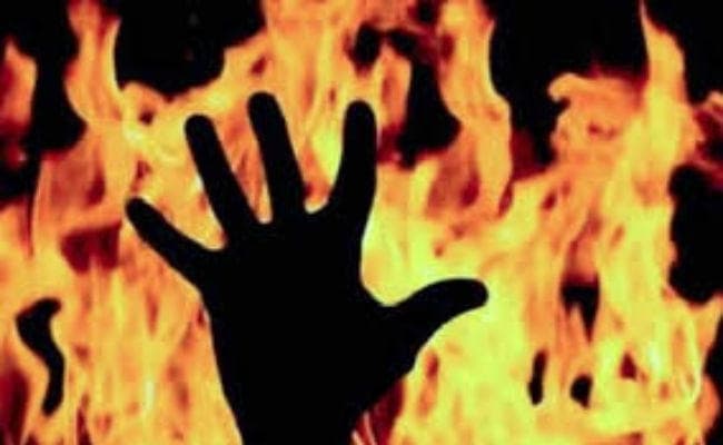 झोपड़ी में सो रही महिला को जिंदा जलाने की कोशिश