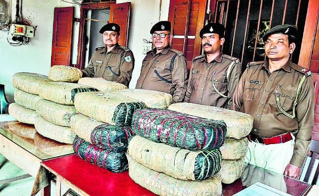 हजारीबाग : पिकअप वैन से 50 लाख का गांजा जब्त
