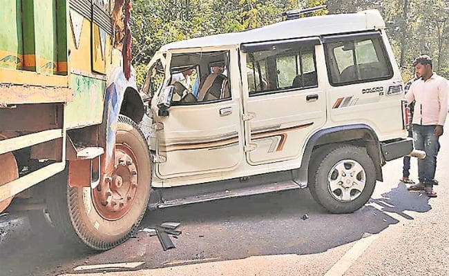 चंदवा : ट्रक-बोलेरो की भिड़ंत में नौ घायल