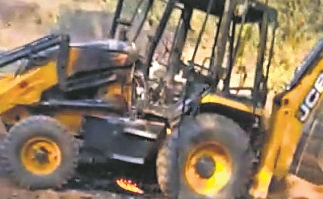 गुमला : नक्सलियों ने जेसीबी फूंकी, काम बंद कराया
