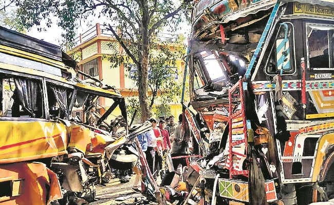 खूंटी : बस ने ट्रक में मारी टक्कर, महिला समेत दो यात्री की मौत, 24 घायल