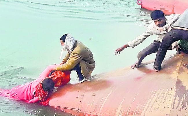 वैशाली : बच्चे संग महिला गंगा नदी में गिरी, लोगों ने बचाया