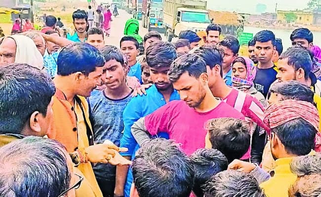 बक्सर : कार ने तीन को रौंदा, दो की मौत