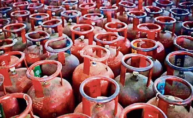 साइकिल के जरिये घर-घर तक एलपीजी सिलिंडर 
पहुंचा रहे वेंडर, मार्ग बाधित इलाकों में 
 उपभोक्ताओं को भेजा जा रहा सिलिंडर