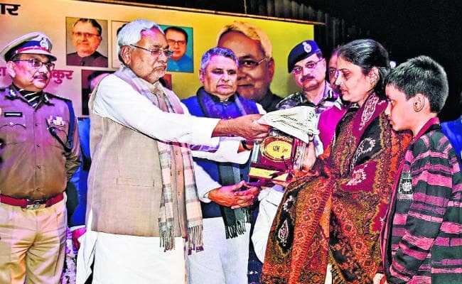 पटना : शहीदों के परिवारों को कोई भी दिक्कत हो, सरकार दूर करेगी