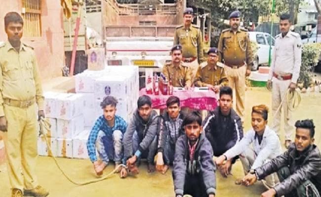 1928 बोतल शराब के साथ सात तस्कर गिरफ्तार