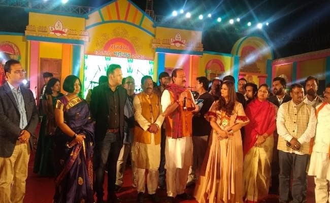 गायिका ऋचा शर्मा की शानदार प्रस्तुति, सांसद ने कहा- सरकार कोई भी रहे इटखोरी महोत्सव चलता रहेगा