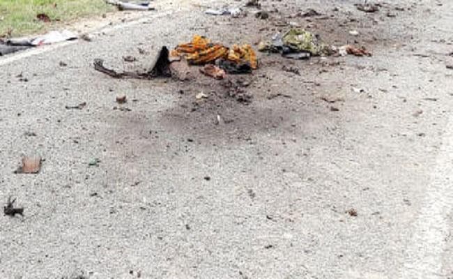 युवक पर फेंका बम, गंभीर रूप से घायल