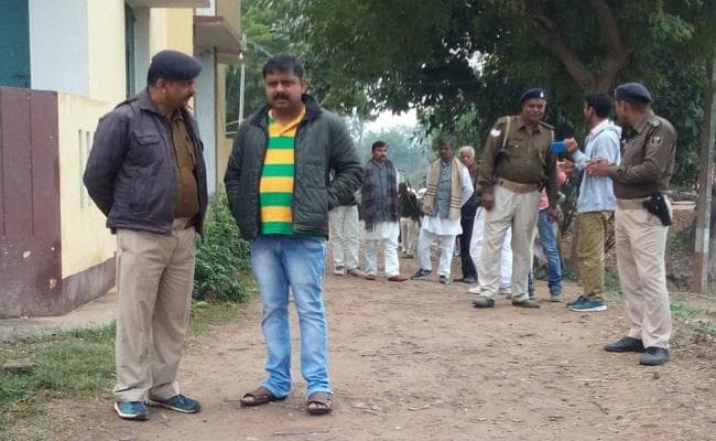 RJD के शराबी नेता की गिरफ्तारी पड़ी भारी, पुलिस पर पथराव, लोगों के साथ नेताजी फरार