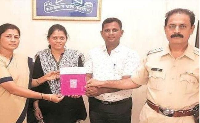 28 साल पहले मुंबई लोकल ट्रेन में छिन गया था सोने का जो गहना, GRP ने अब लौटाया