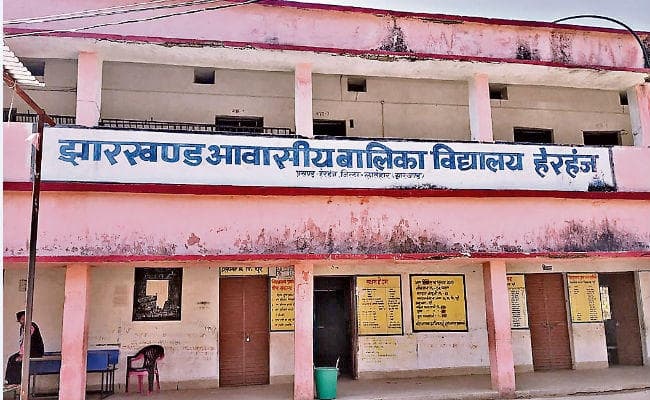 चंदवा : आवासीय विद्यालय में रहने की जगह नहीं, बिना पढ़े परीक्षा