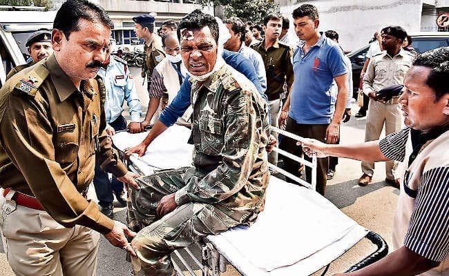 दलमा में पहाड़ से 200 फीट नीचे गिरा पुलिस का वाहन, एसआइ समेत छह जवान घायल, दो गंभीर