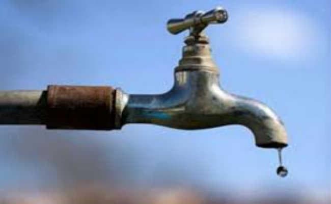 सड़क पर बहा पानी, पांच हजार घरों में आज नहीं होगी जलापूर्ति