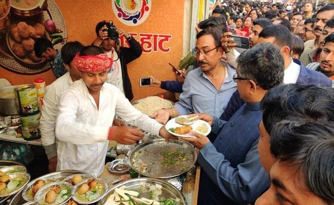 पीएम मोदी के बाद ”हुनर हाट” पहुंचे रविशंकर प्रसाद, पत्नी संग चखा लिट्टी-चोखा का स्वाद