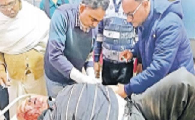 पेड़ से टकरायी कार, एक ही परिवार के छह लोग घायल