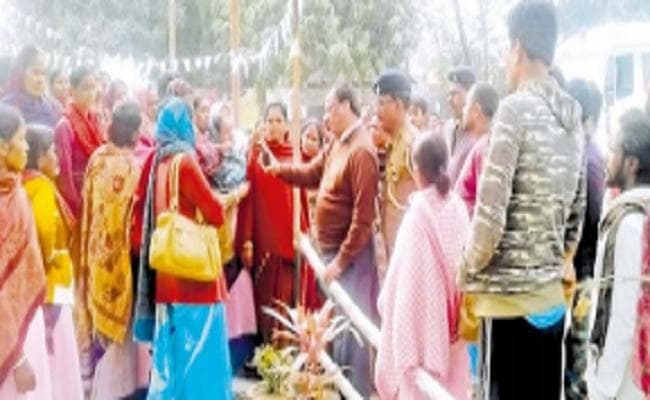 प्रसव कराने के लिये अस्पताल ले गयी आशा कर्मी को डॉक्टर ने दी गाली, हंगामा किया तो मांगी माफी