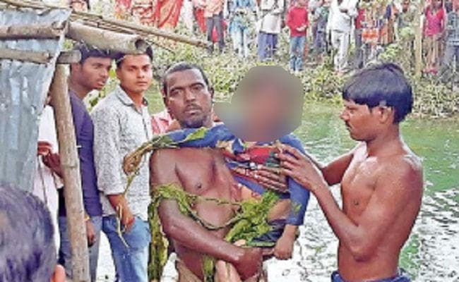 बैर तोड़ने गयी दो मासूम बच्चियां चचरी पुल से नहर में गिरी, डूबने से मौत