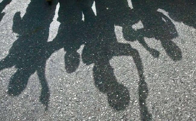 गलत नीयत से घर में घुसे थे ''गुरुजी'', आपत्तिजनक हालत में ग्रामीणों ने पकड़ा और फिर...