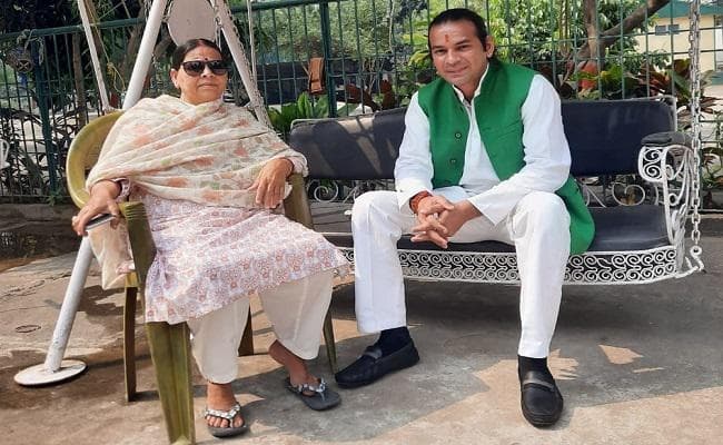 ‘बेरोजगारी हटाओ यात्रा’ की सफलता के लिये तेजप्रताप ने मां राबड़ी देवी से लिया आशीर्वाद