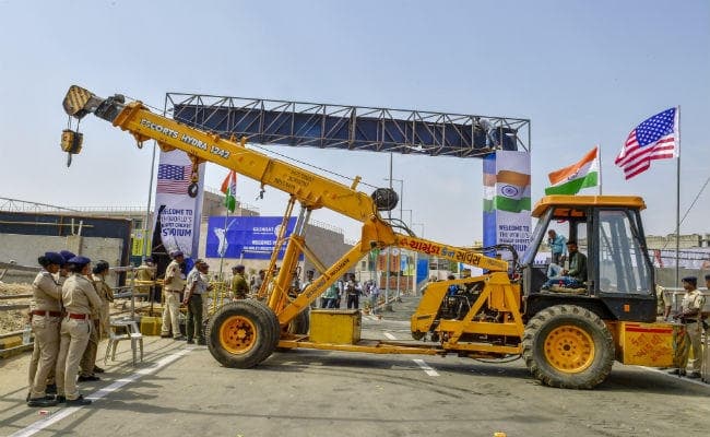 ट्रंप की भारत यात्रा से पहले मोटेरा स्टेडियम का प्रवेश द्वार गिरा