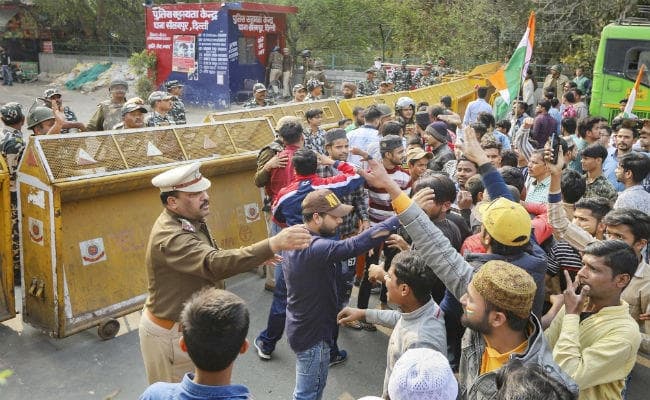 जाफराबाद इलाके में CAA विरोधियों और समर्थकों के बीच झड़प, दो मेट्रो स्टेशन बंद किये गए