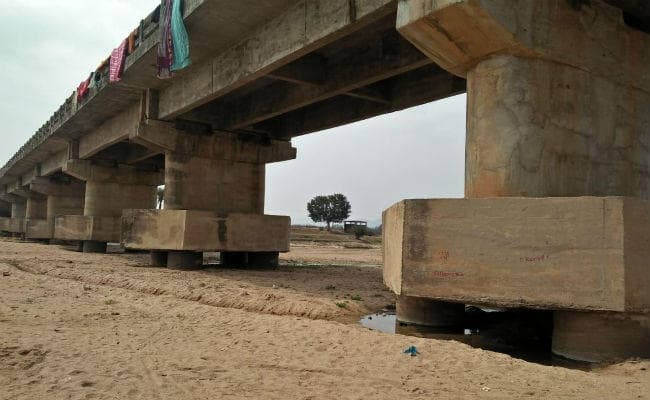 लातेहार : कभी भी गिर सकता है औरंगा नदी पर बना पुल, अवैध बालू उठाव से पीलर कैप क्षतिग्रस्त