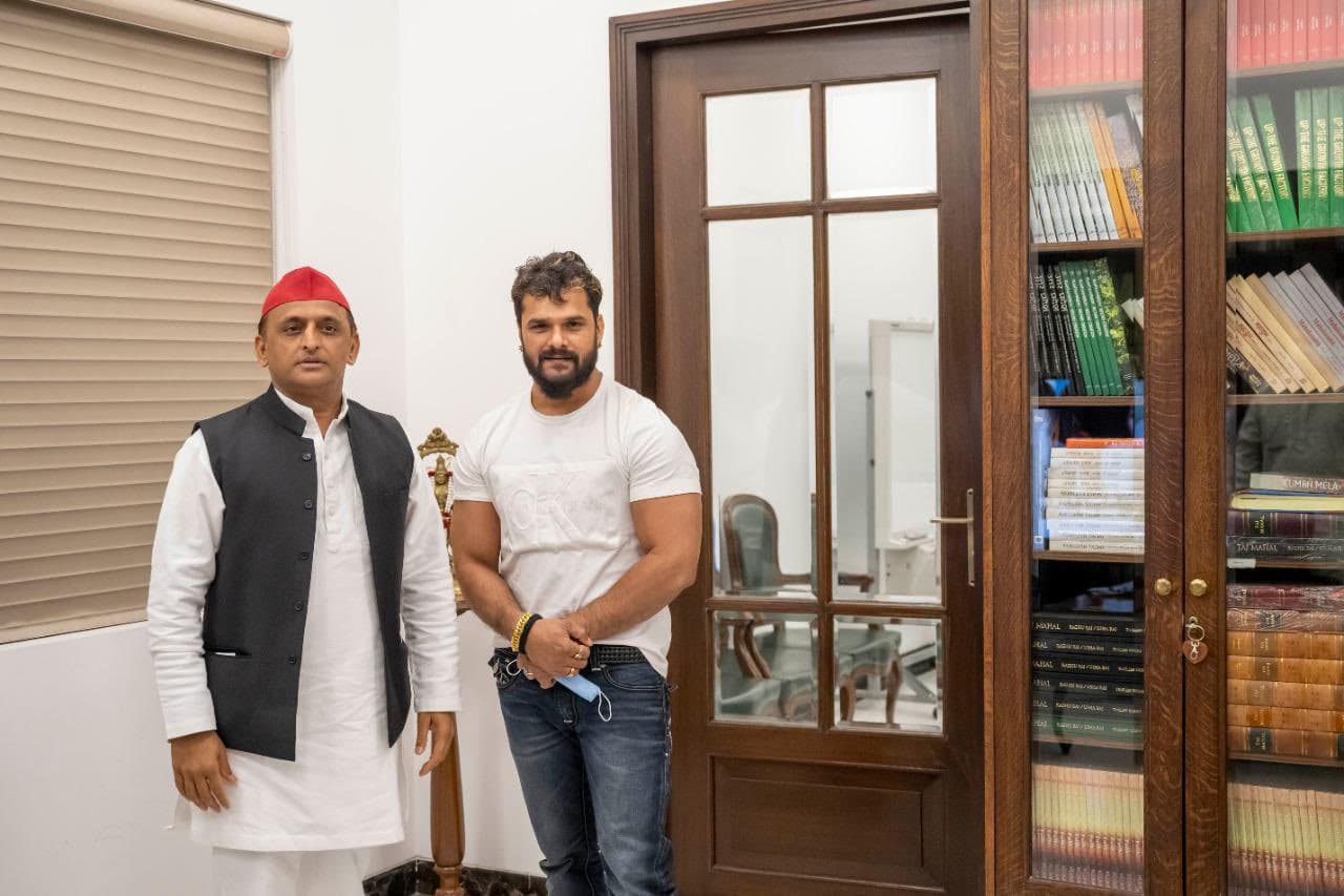 यूपी चुनाव से पहले सपा का दामन थामेंगे खेसारी लाल यादव? अखिलेश यादव से मुलाकात के बाद सियासी अटकलें तेज