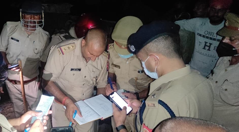 Ayodhya News: अयोध्या में दुर्गा पूजा-पंडाल में बदमाशों ने की ताबड़तोड़ फायरिंग, एक की मौत, मचा हड़कंप