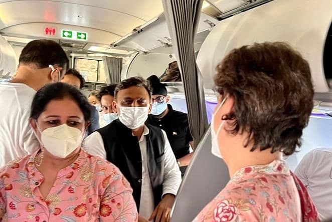 फ्लाइट में मुलाकात के दौरान प्रियंका गांधी ने अखिलेश यादव को कहा 'धन्यवाद', वजह जानकर हंस पड़े सपा सुप्रीमो