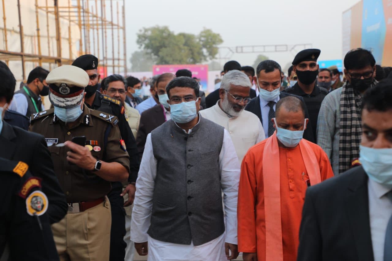 जेवर एयरपोर्ट के बाद अब नोएडा में फिल्म सिटी पर नजर, सीएम योगी ने दिए जल्द काम शुरू होने के संकेत