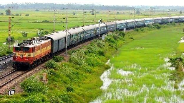 Indian Railway: यूपी आने वाली ट्रेनों में होली का एडवांस बुकिंग शुरू, इन ट्रेनों में तेजी से भर रहे सीट