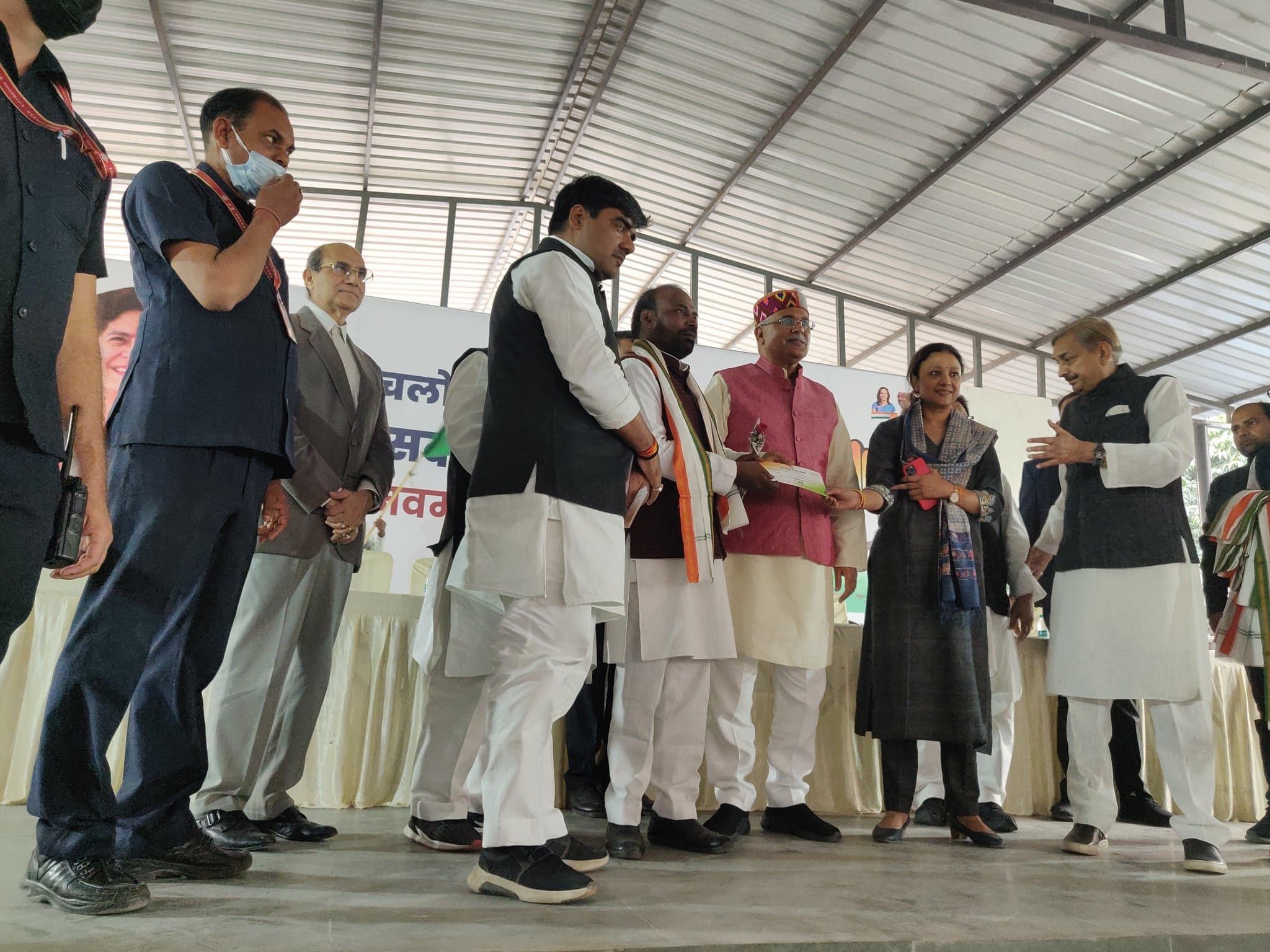 यूपी में चुनावी शंखनाद से पहले मुकेश सहनी के 'सेनापति' ने बदला पाला, कांग्रेस में शामिल हुए लोटन राम निषाद