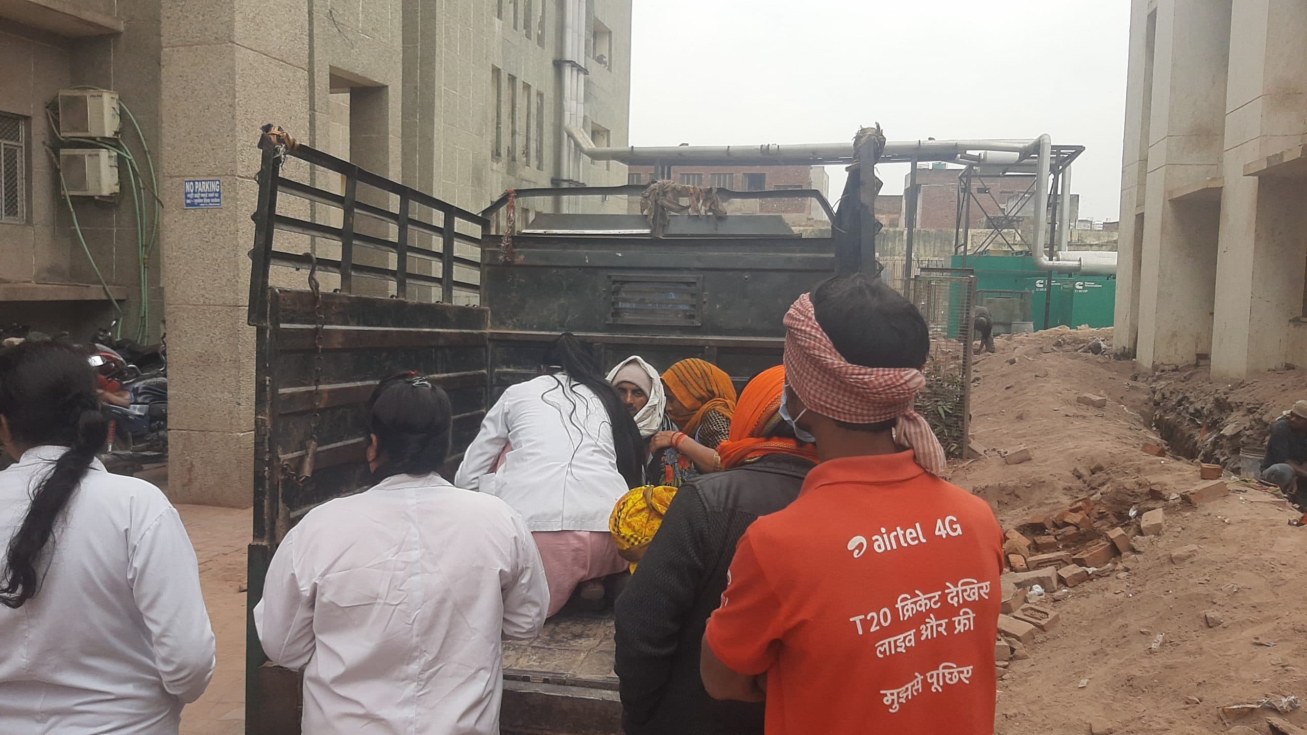 Agra News: एसएन मेडिकल कॉलेज में जूनियर डॉक्टरों का कार्य बहिष्कार, ऑटो में इलाज कराने को मजबूर मरीज