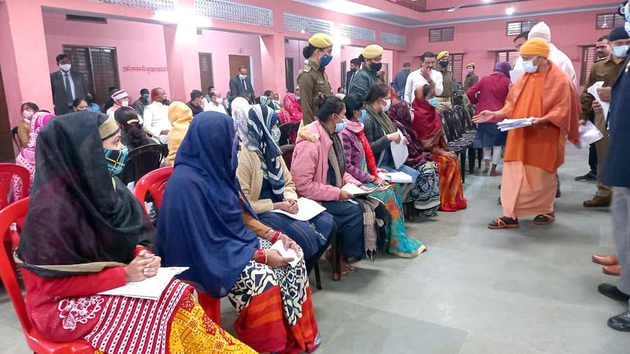 'शादी नहीं हो रही है, चपरासी की नौकरी ही दिला दीजिए', जनता दर्शन में सीएम योगी से बोला फरियादी