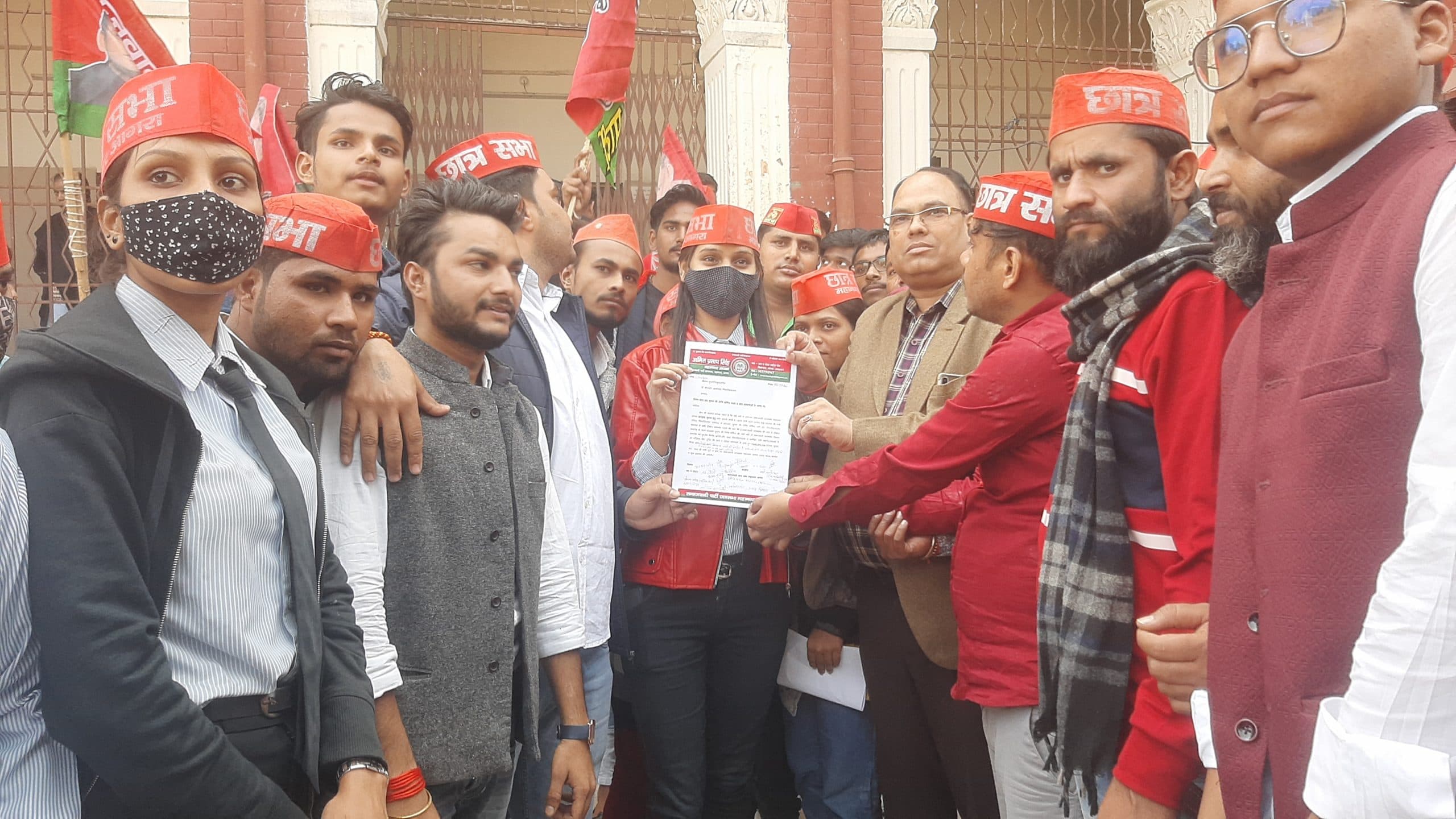 Agra News: समाजवादी छात्र सभा ने रजिस्ट्रार को सौंपा ज्ञापन, आंदोलन की दी चेतावनी, जानें वजह