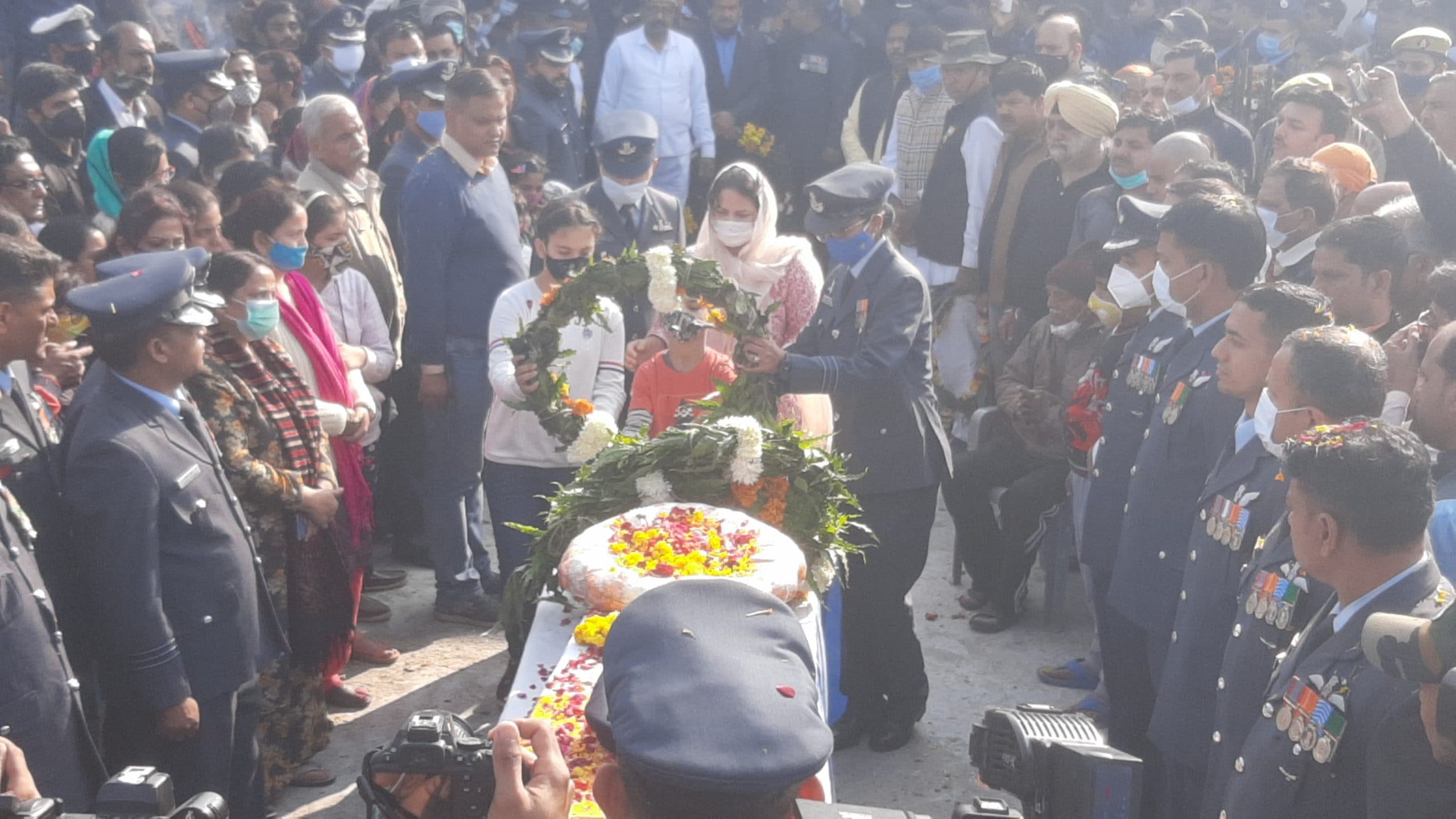 Agra News: पंचतत्व में विलीन शहीद पृथ्वी सिंह चौहान, ताजनगरी के लोगों ने नम आंखों से कहा ‘अलविदा शेर’