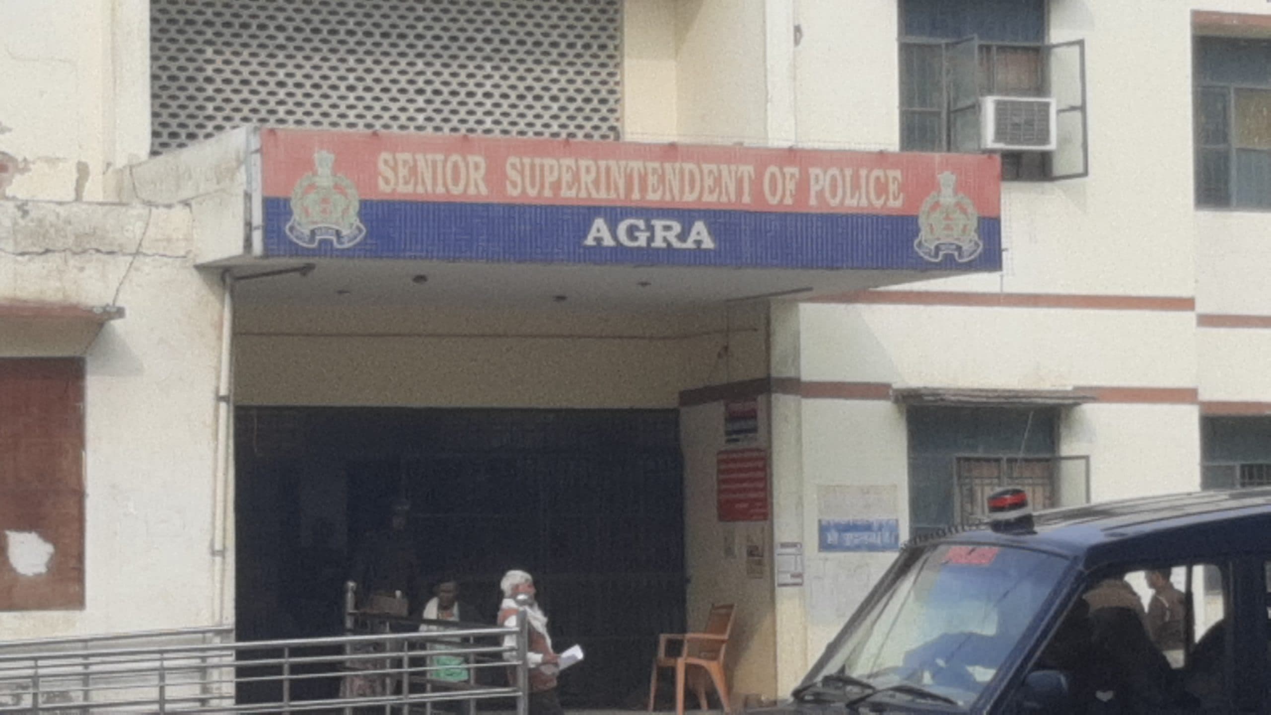 Agra News: दारोगा पति के खिलाफ प्रार्थना पत्र लेकर एसएसपी के पास पहुंची पत्नी, लगाया धोखा देने का आरोप