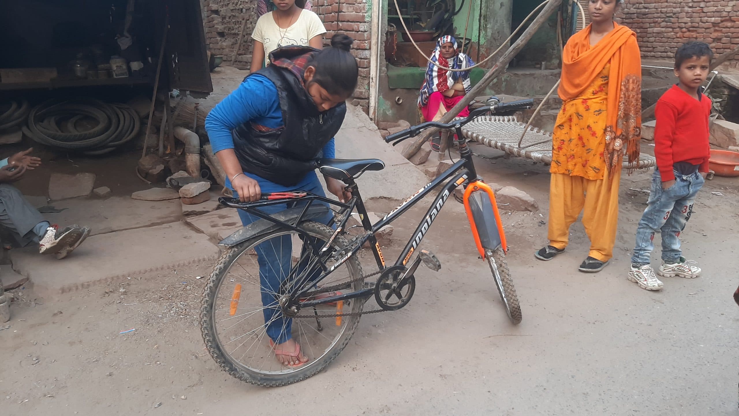 Agra News: पिता पड़े बीमार तो बेटी ने संभाली साइकिल की दुकान, अब मिलने जा रहा यह खास सम्मान