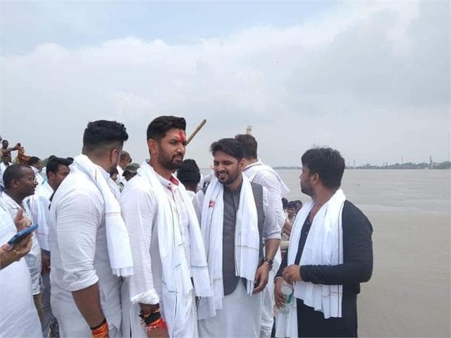 नाव पर सवार होकर बाढ़ पीड़ितों से मिलने पहुंचे चिराग, बोले राघोपुर के साथ हो रहा सौतेला व्यवहार